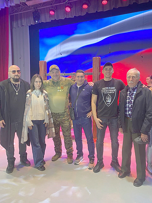    Волонтеры Мухиной балки и Вадим Мартовой (третий слева). / ФОТО Натальи Горшениной Администратор