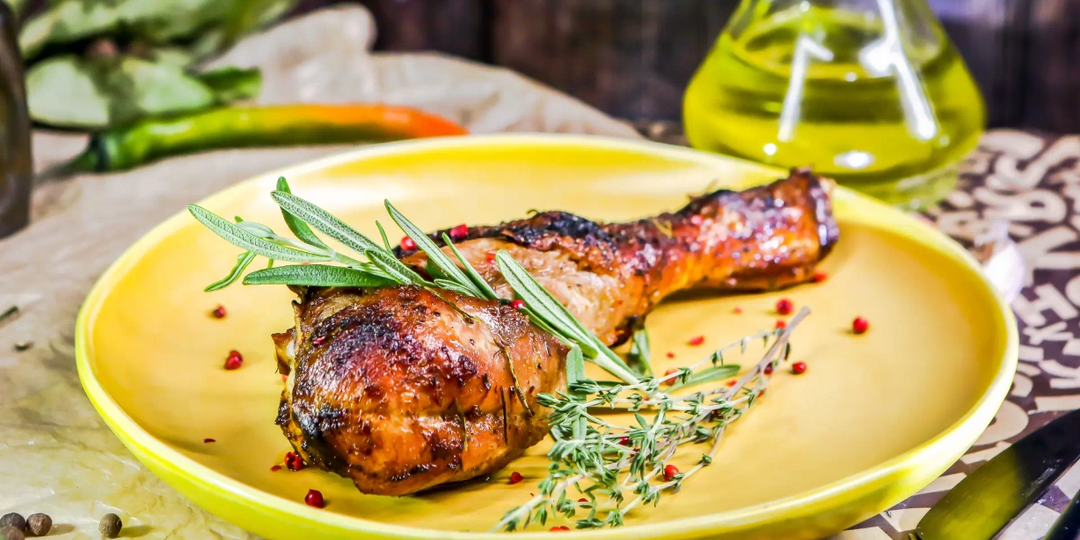 Голени индейки с тимьяном в духовке: ароматное и простое праздничное блюдо