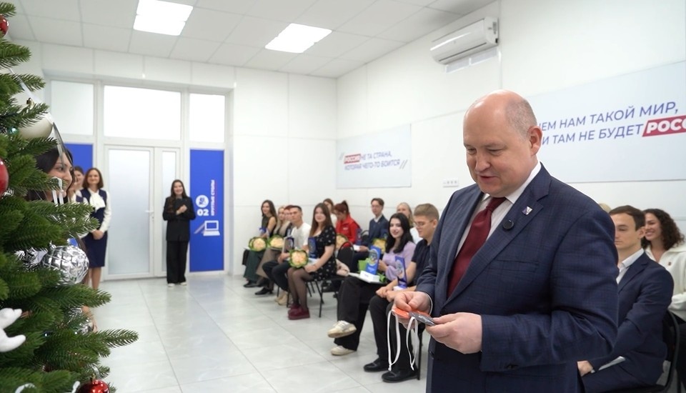    Михаил Развожаев снял с елки пять шариков. Фото: Видео t.me/razvozhaev