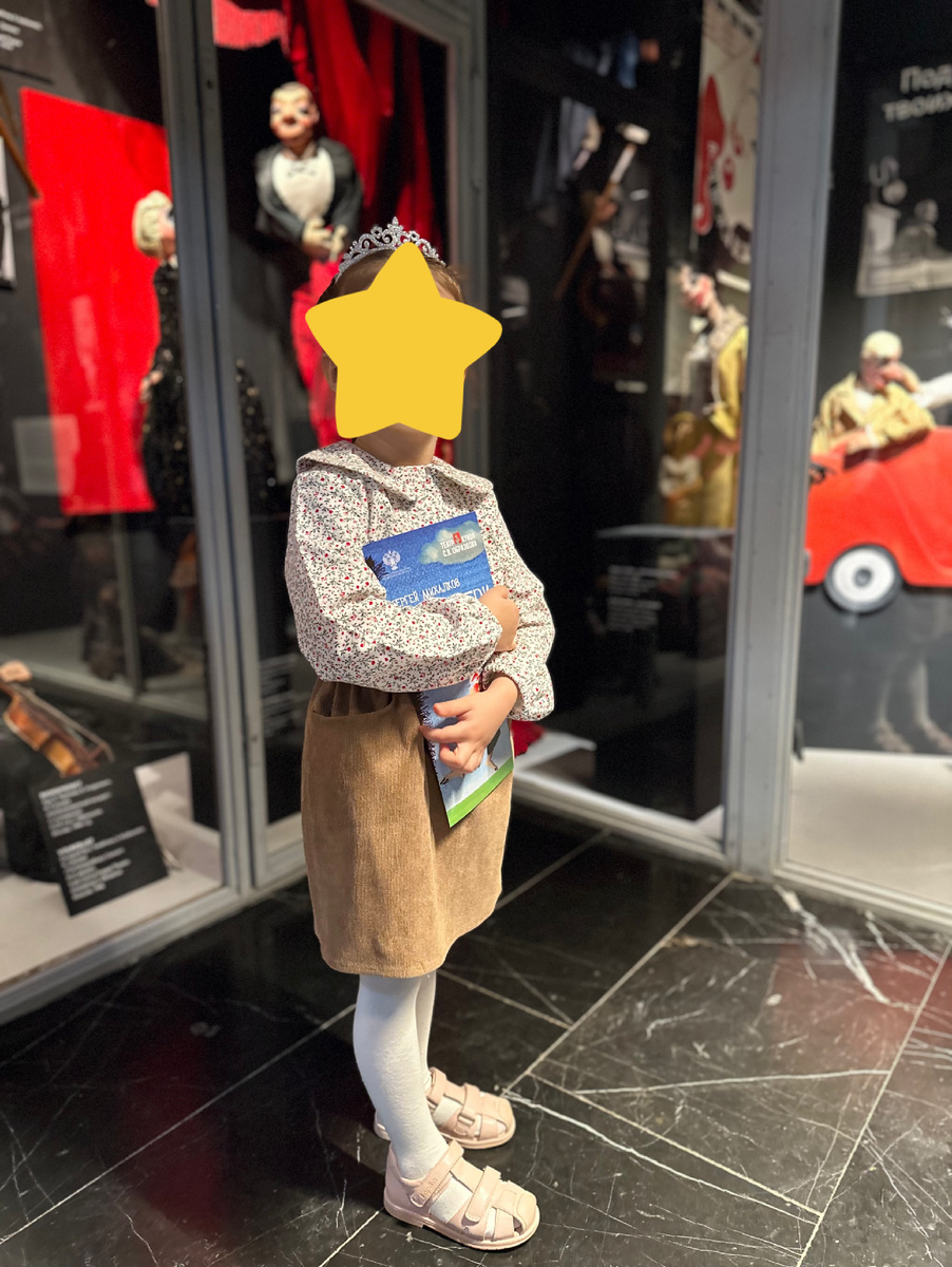 Юный зритель. В театр я всегда стараюсь уместно одеться сама и собрать ребенка. ВБ: 258960714, 262021046, 326748652, 545109225. Диадема - выбор дочки, с которым мне пришлось согласиться и помочь закрепить на волосах🤷🏻‍♀️