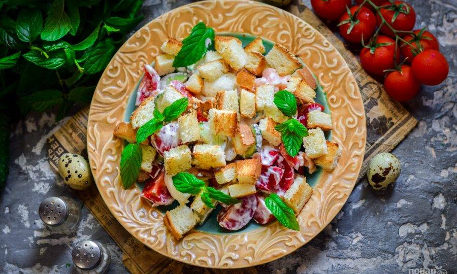 Салат с сухариками, сёмгой, стручковой фасолью и помидорами