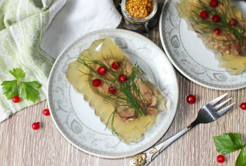 Заливное из фаршированного языка: праздничная классика новогоднего стола