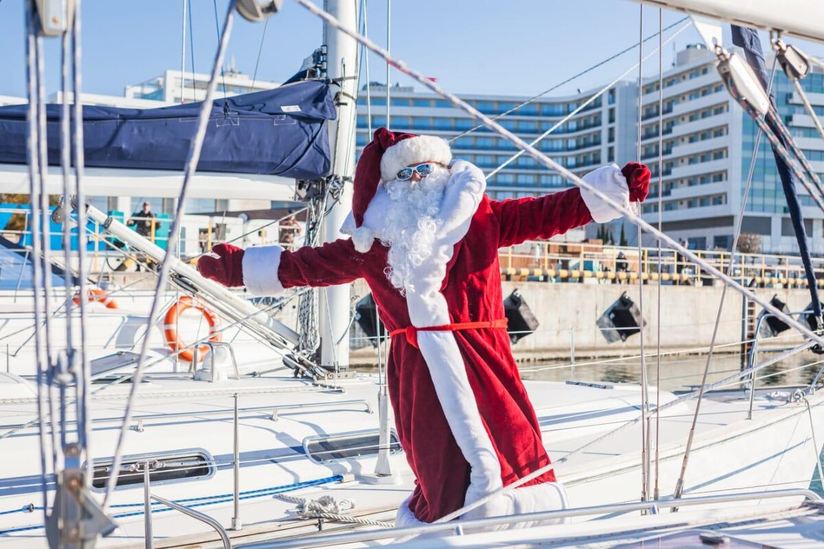 Дед Мороз на яхте "Ареал" в Имеретинском порту Адлера на Новый Год