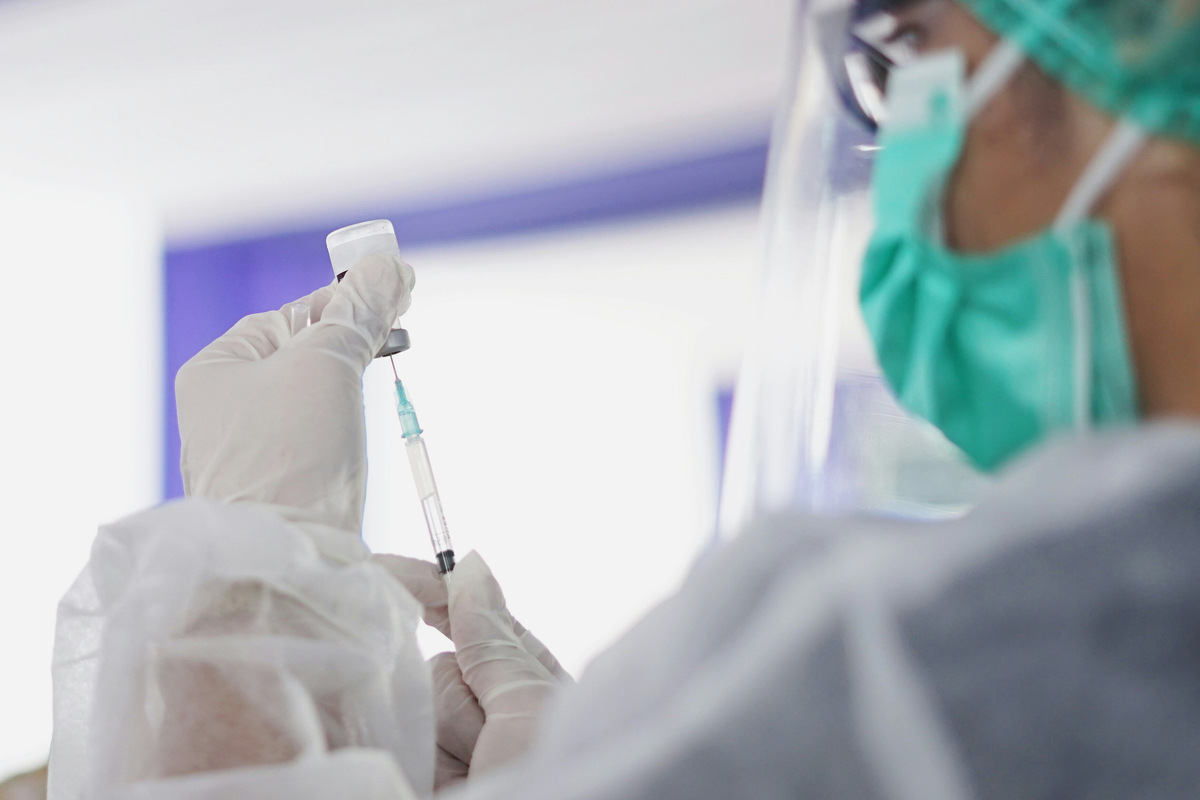 Вакцинироваться нужно за несколько месяцев до поездки (иногда требуется несколько доз) — это нужно для того, чтобы организм успел выработать иммунитет. Фото: Afif Ramdhasuma / Unsplash