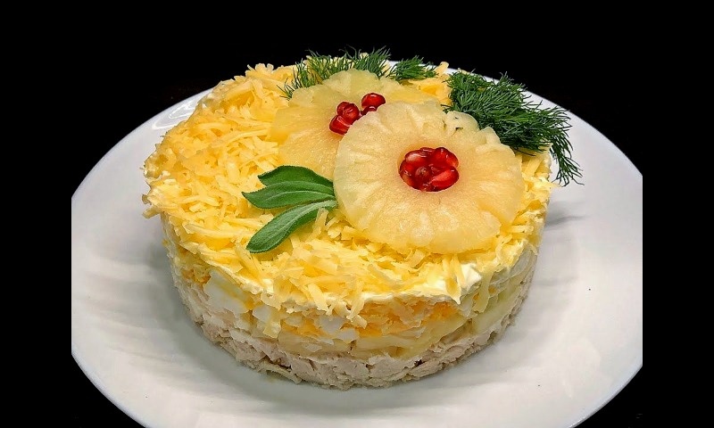 Новогодний салат за 30 минут: курица, ананасы и восторг семьи, готовлю 20 лет, а он не надоедает