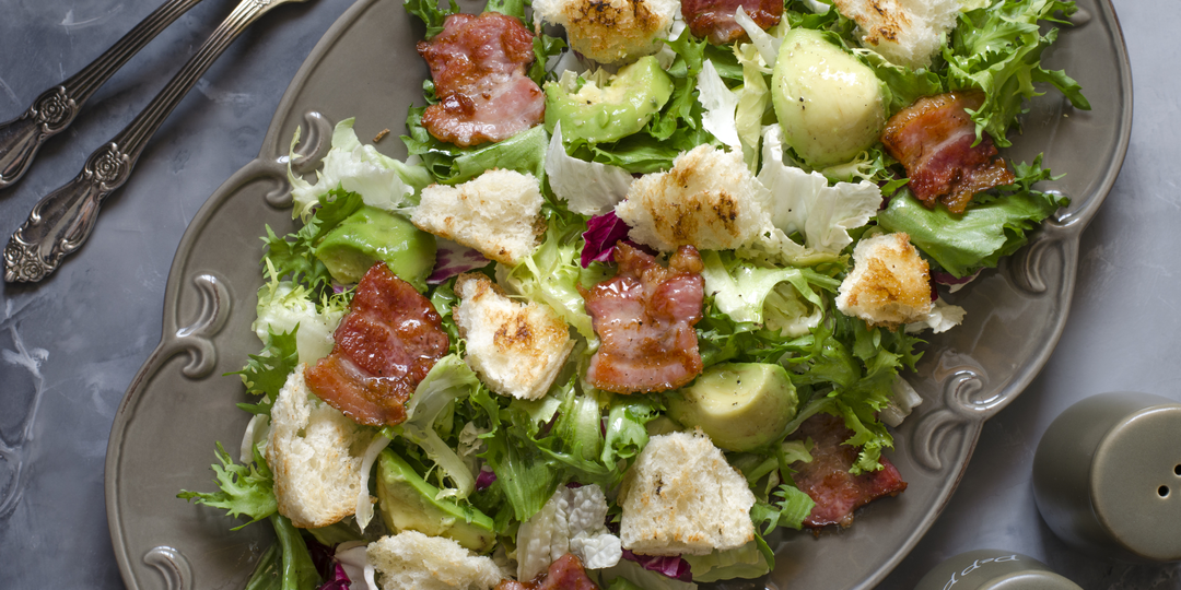 Салат с сухариками, беконом и авокадо — яркое блюдо для быстрого и вкусного ужина