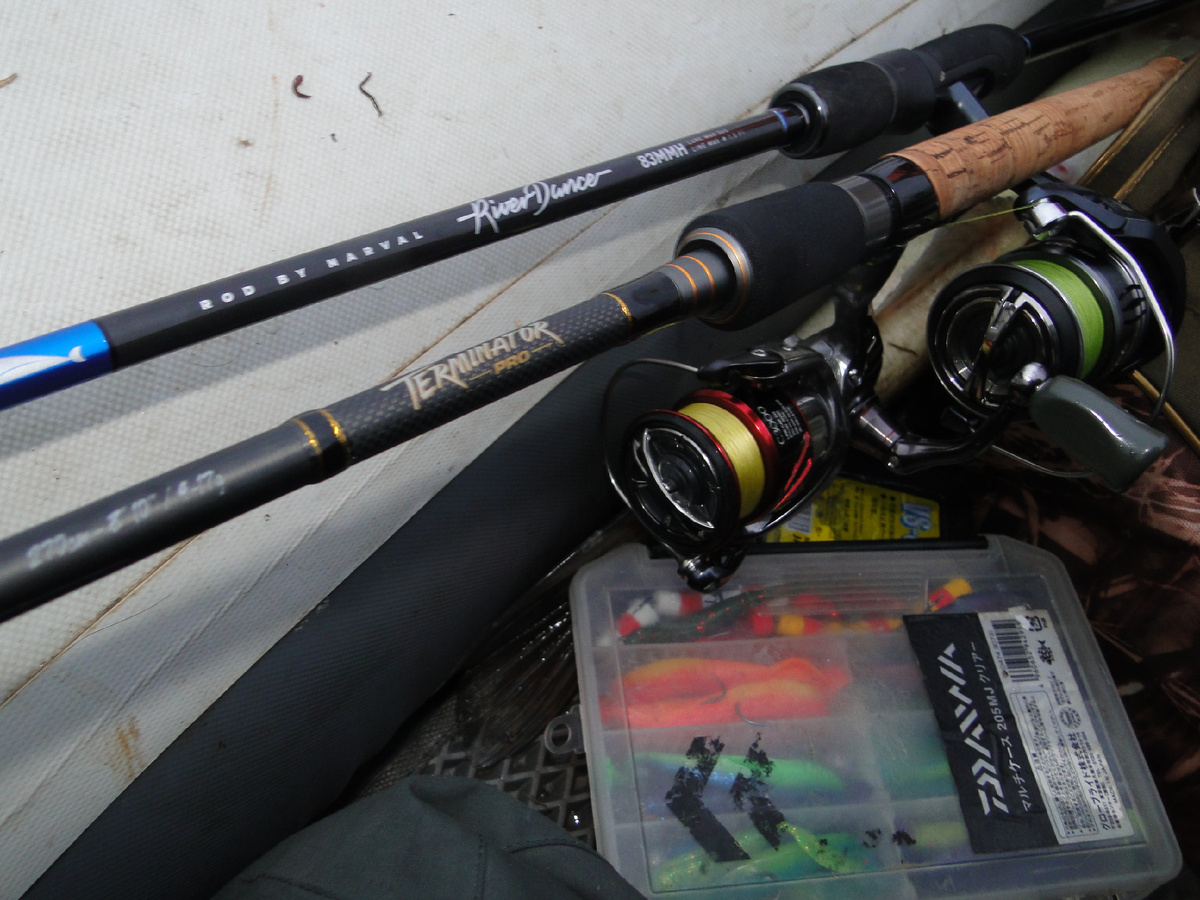 Палки совершенно разные, а вот катушки - Шимано )))