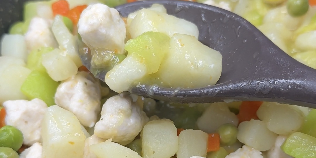 Овощное рагу с нежными куриными шариками — вкусный ужин для малыша