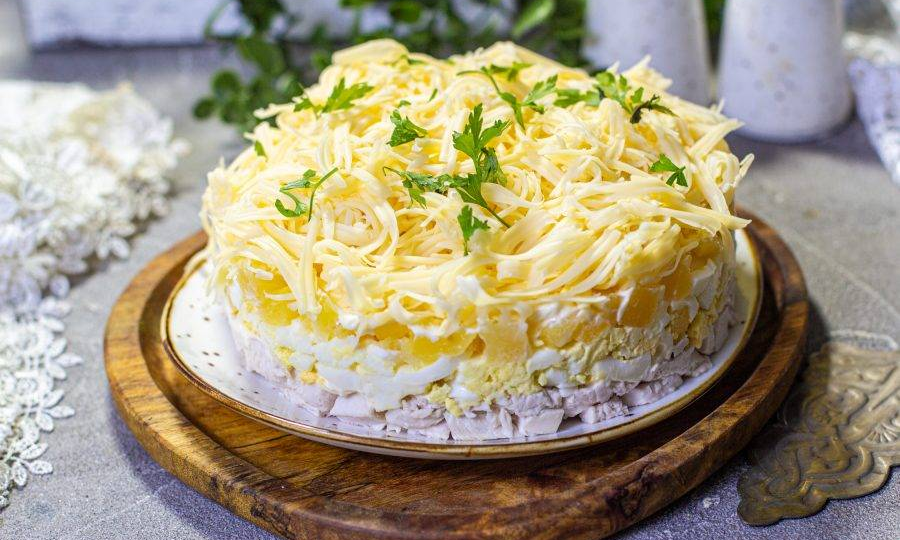 Салат «Невеста» с курицей, яйцами и сыром на Новый Год 2026