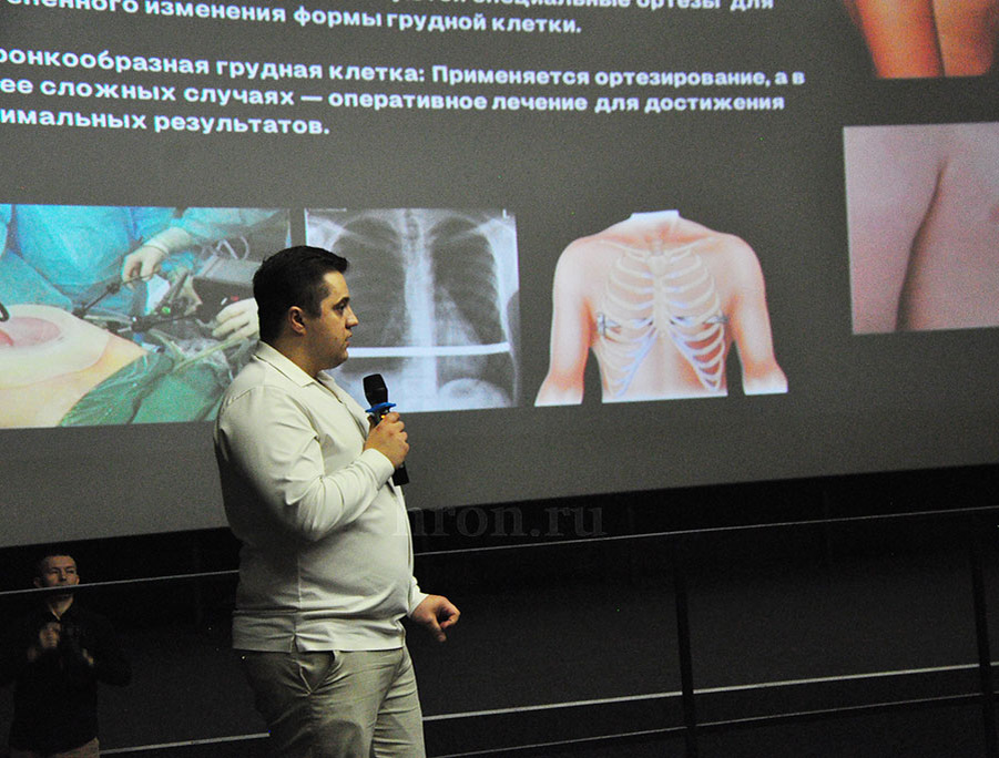 Александр Берестовой рассказал о том, как уберечь детей от проблем с позвоночником. Фото Дмитрия Бикбова