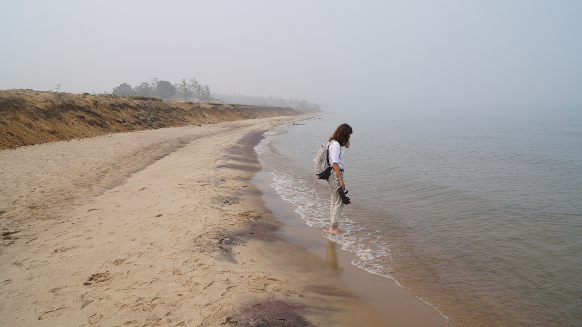 Вот так себя ощущаю - малость потерянной. Это Ольхон. А дымка от лесных пожаров в Сибири 2019 года.