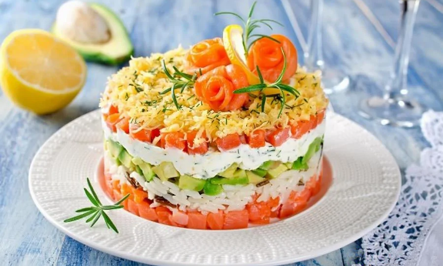 Новогодний салат с красной рыбой и креветками