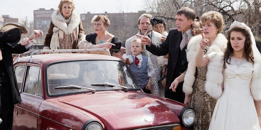 Родня мужа смеялась над моим приданым и называла «бесприданницей». Но когда нотариус огласил завещание деда, они первыми прибежали ко мне...