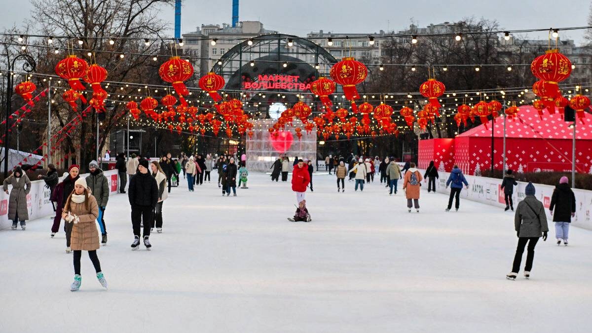    Каток и павильон «Маркет волшебства» на Болотной площади / Фото: Сергей Киселев / АГН Москва