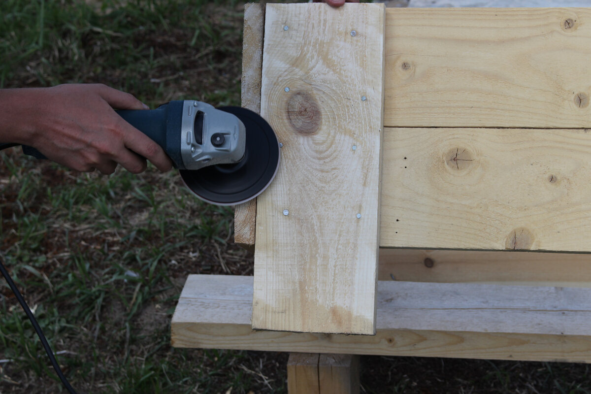 шлифовкой убираем ворсистость древесины и подчеркиваем структуру дерева - для красоты