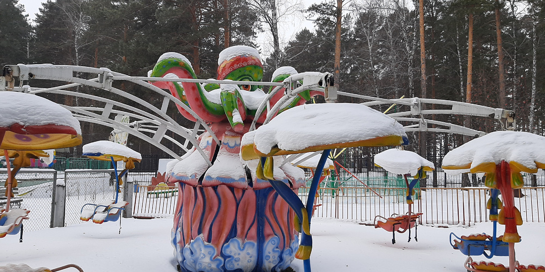 В зимнем парке спят качели до весны. Прогулка по парку