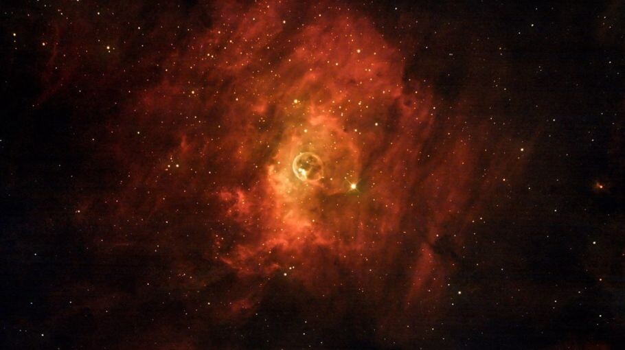 Алтайские фотографы запечатлели туманность "Пузырь" в звездной россыпи