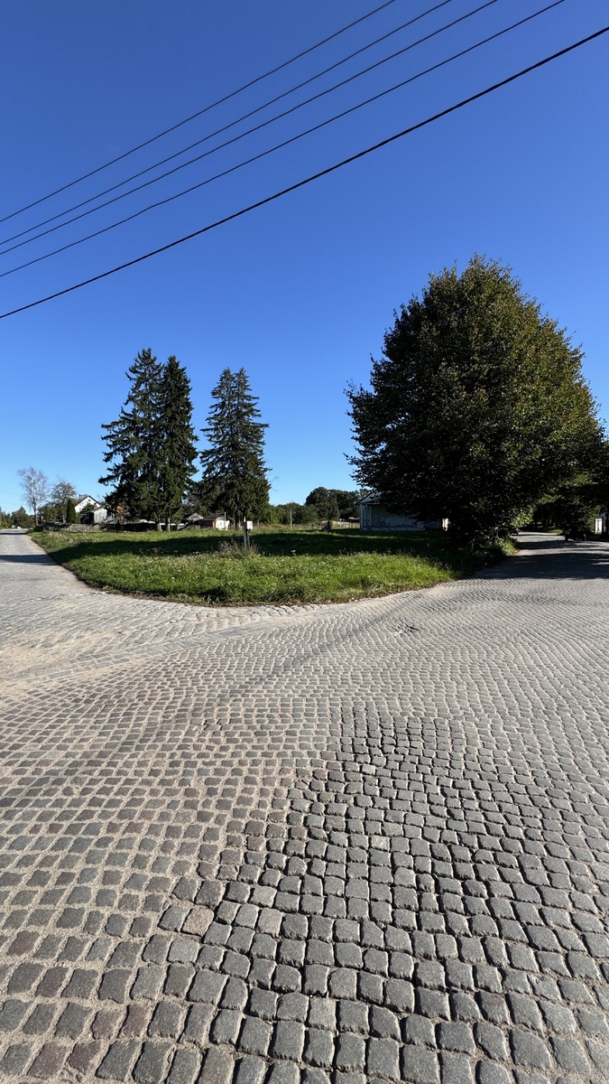 Сегодня о былом величии этого населенного пункта напоминает разве что идеально уложенная старинная брусчатка на широких улицах