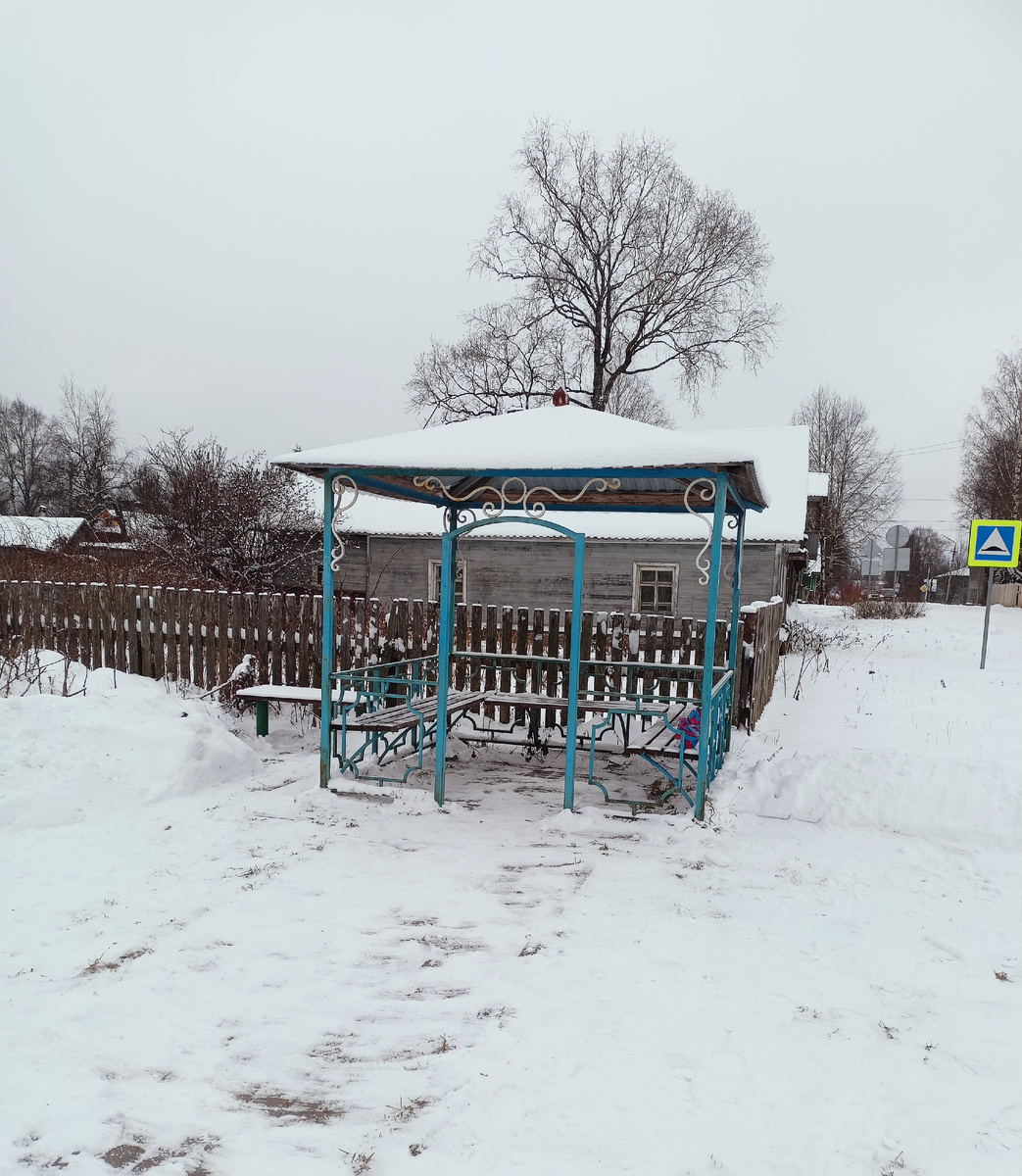 Построенная совсем не давно беседка у храма