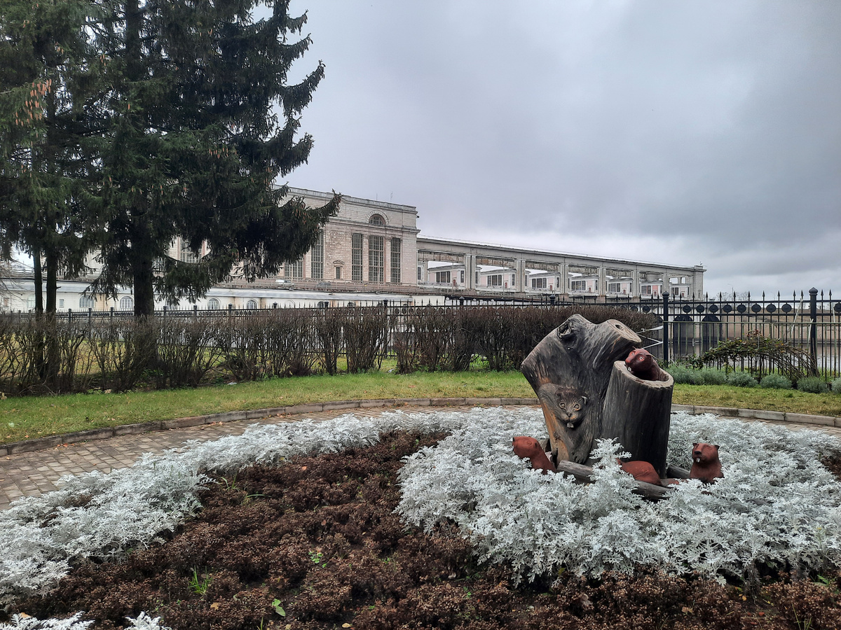 Угличская ГЭС и памятник бобрам - первостроителям плотин