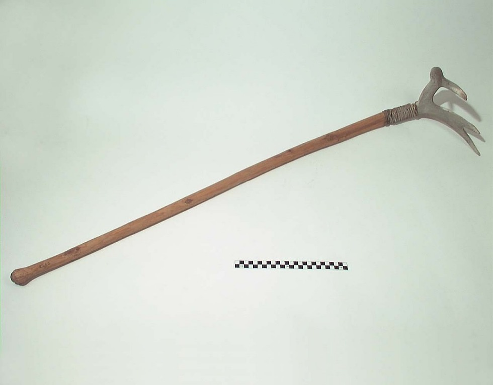 Грабли из оленьих рогов, образца племени Арикара ( Image borrowed from here https://americanindian.si.edu/collections-search/object/NMAI_132251, all rights belong to their respective owners, to whom i'm deeply greatful for sharing this )