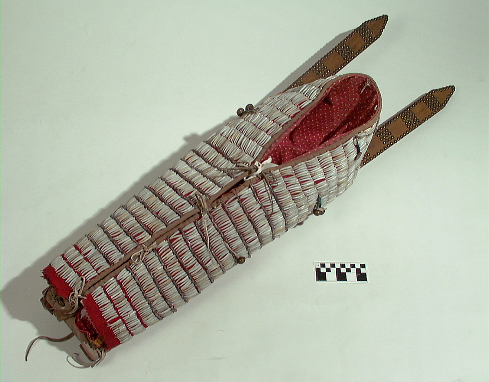 Образец колыбели племени Титон (Lakota (Teton/Western Sioux) Cradleboard; borrowed from here: https://americanindian.si.edu/collections-search/object/NMAI_81723 (Thanks to both the Owner and the Uploader for sharing this)