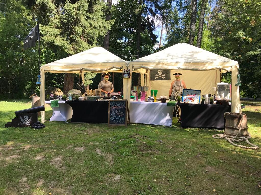 Кейтеринг на природе на Пиратском мероприятии.