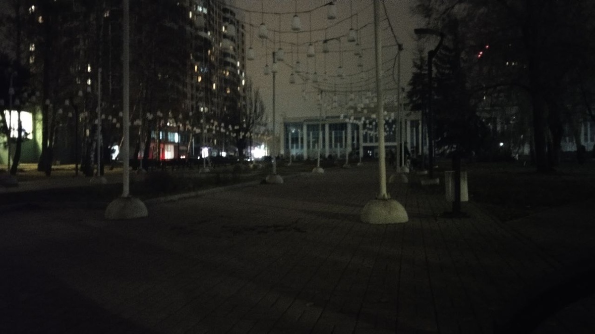 Вид на абсолютно тёмный ДК "Энергомаш".