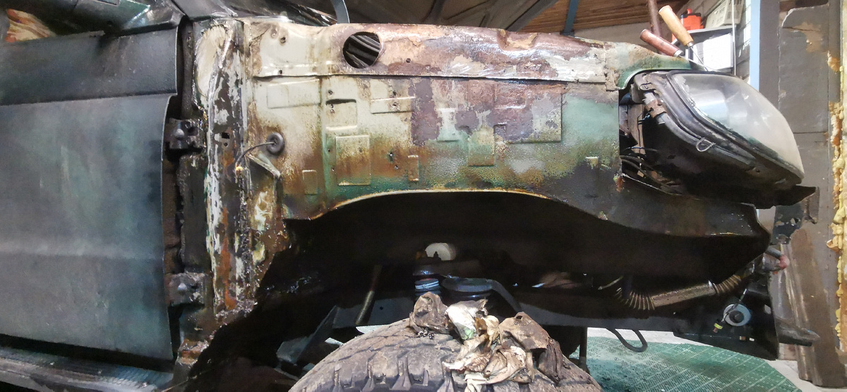 Странным образом, но антикор (наносил с разборкой, вроде в 2020 году) исчез с этого участка. Ленился последние годы разбирать и видно, что антикор, наносился снизу и ложился узкой полосой. Обращает внимание, что локализация ржавчины напротив раположения ЭБУ, что возможно говорит о наличии блуждающих токов и т.п.