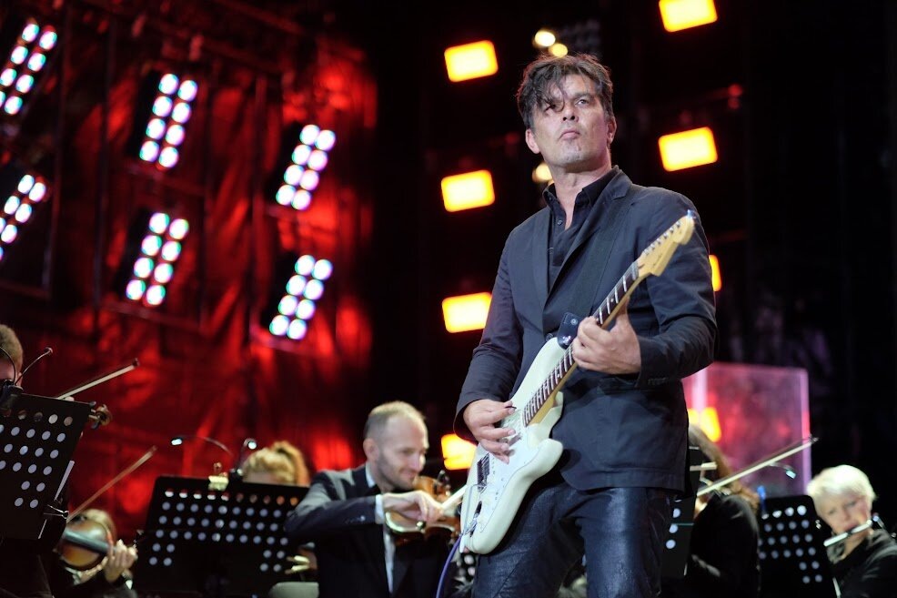 В сет-листе звучат хиты — «Группа крови», «Звезда по имени Солнце», «Перемен» и многие другие композиции. Солист проекта «Симфоническое кино» — Юрий Каспарян — стал современным олицетворением группы. Фото: symphokino.band