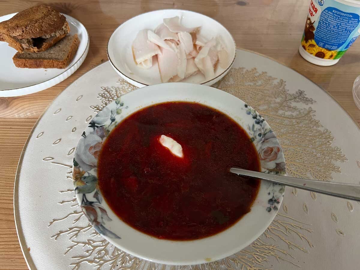 Борщ, сало, сметана и хлеб