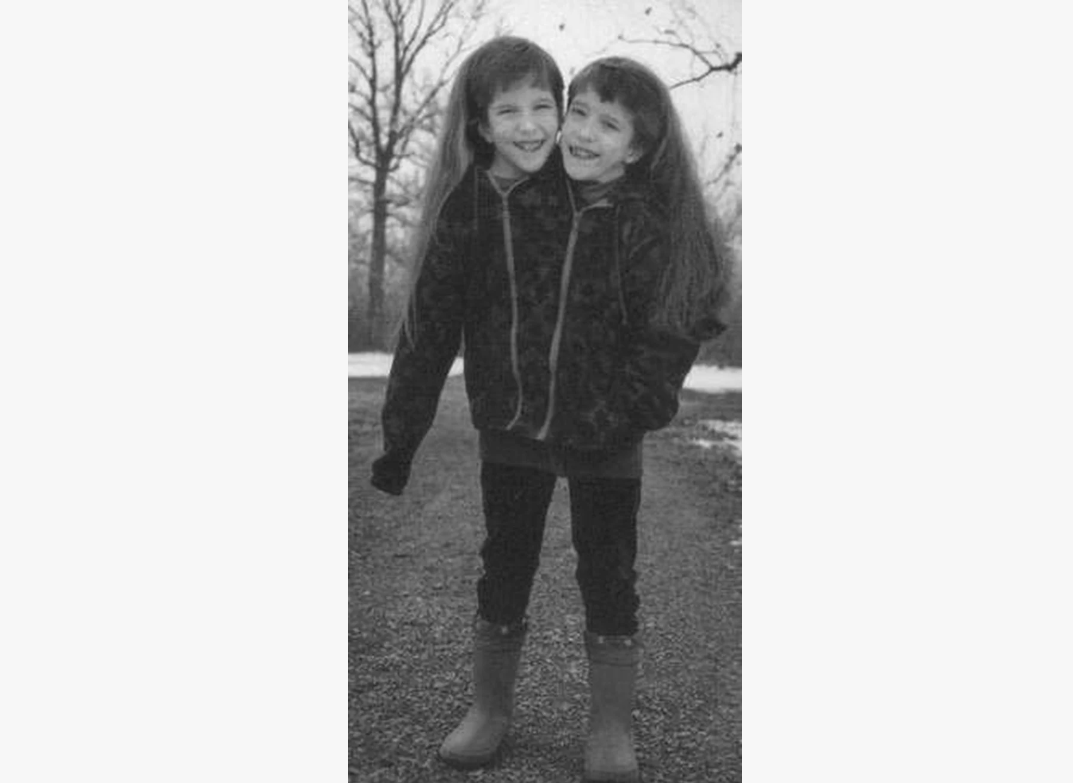 Сестренки в детстве 