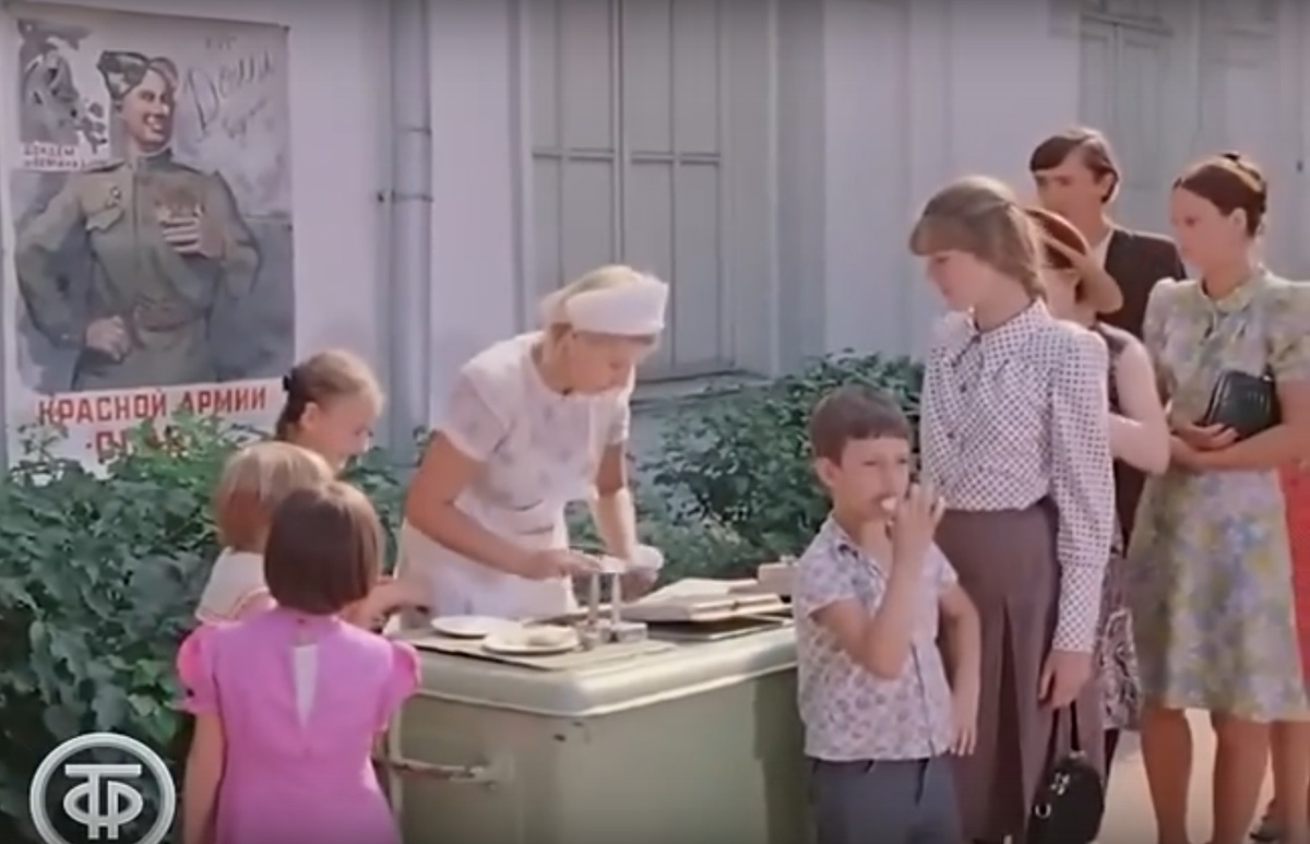 Скриншот автора. Фильм "Место встречи изменить нельзя". Здесь показан процесс формирования порций мороженого. 