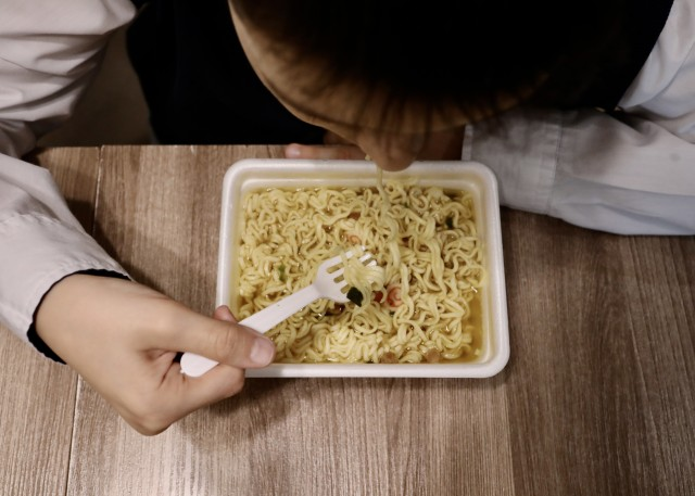 Запретите детям есть лапшу быстрого приготовления и вот почему...