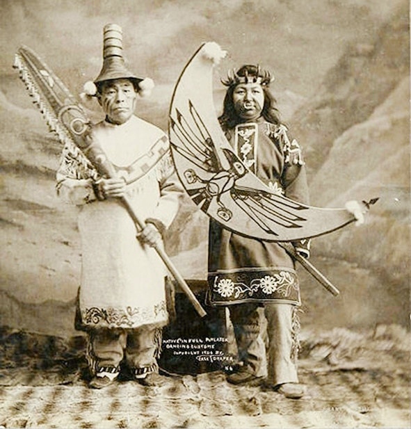 Повседневной одеждой тлинкитов становится длинная рубаха, сшитая из европейских тканей, и украшенная традиционной вышивкой. 