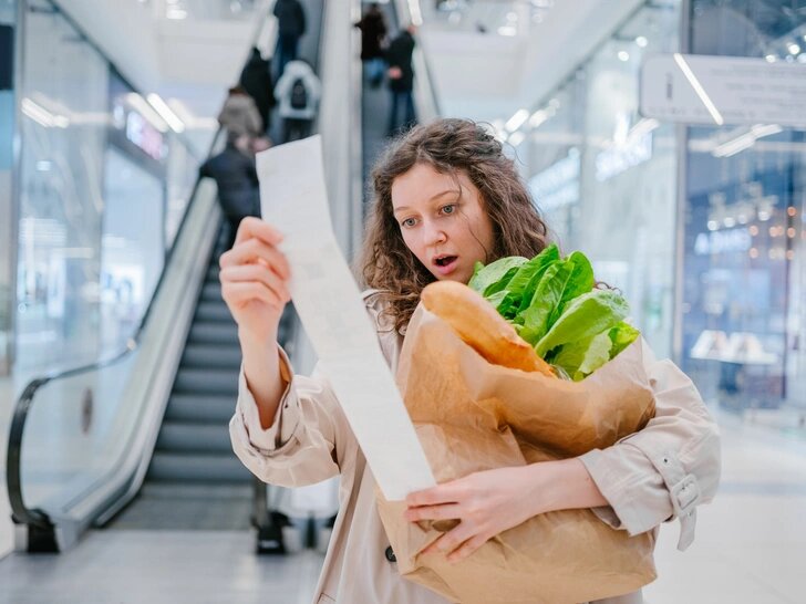 Замечали ли вы, как, зайдя в магазин за хлебом и молоком, вы выходите с полной корзиной товаров, которых не было в вашем списке? Или как рука сама тянется к кнопке «Оформить заказ» на маркетплейсе, когда вы видите очередную «выгодную акцию»?
Импульсивные покупки — бич современного потребления. Мы тратим деньги на вещи, которые потом пылятся на полках, при этом искренне веря в момент покупки, что они нам жизненно необходимы.
Давайте разберемся, какие пять категорий товаров чаще всего становятся жертвами нашей сиюминутной слабости и почему маркетологи так легко манипулируют нашим сознанием.