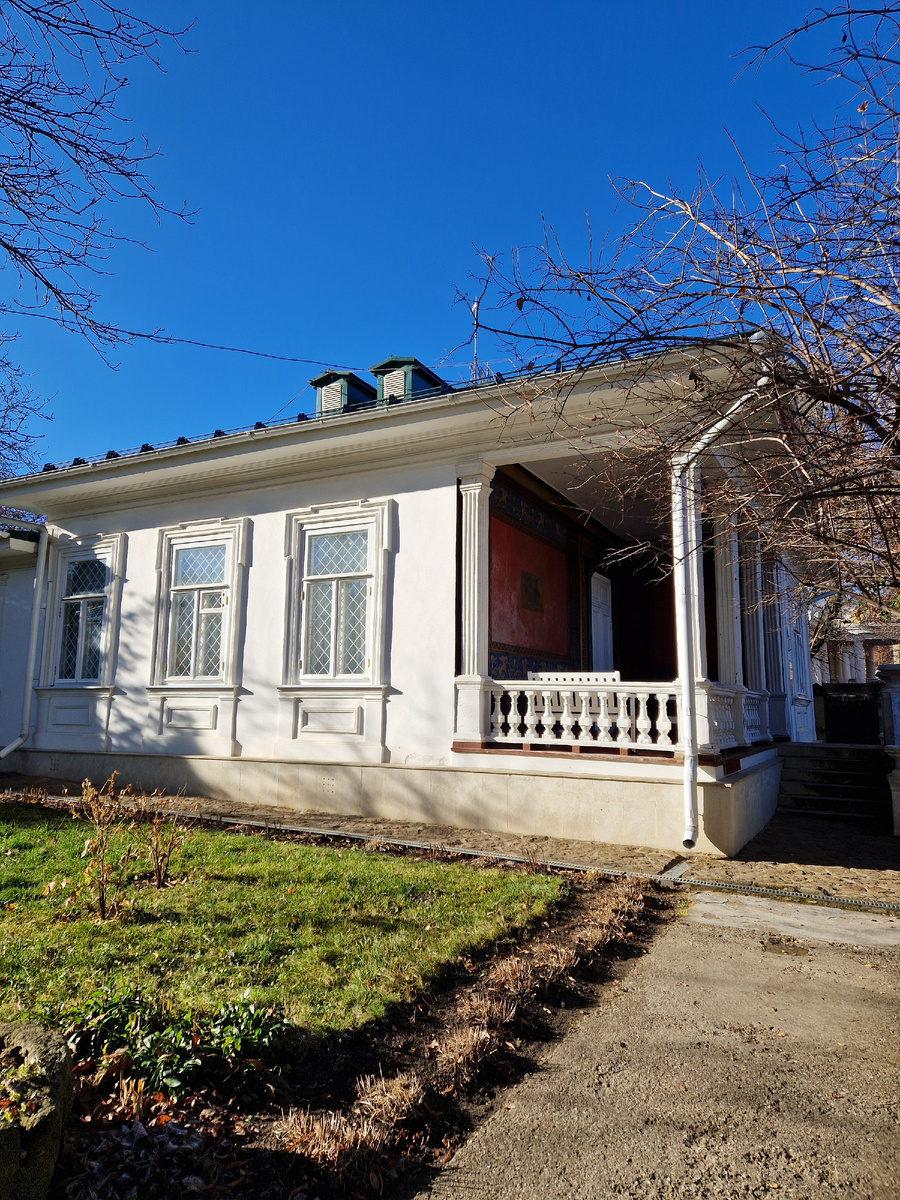 Главный дом с верандой