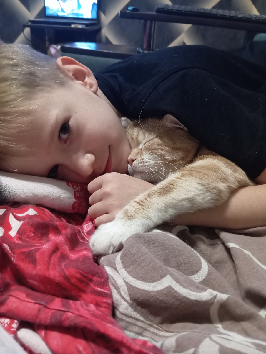 Рыжий гном и его человеческий детёныш. Да,наш Чебурек охраняет Колю,как родного .