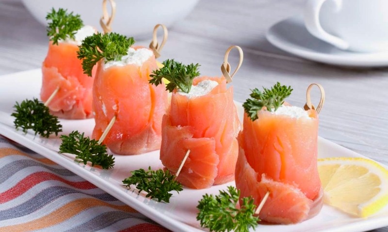 Вместо бутербродов готовлю рулетики из красной рыбы на праздник: новогодняя закуска без возни у плиты