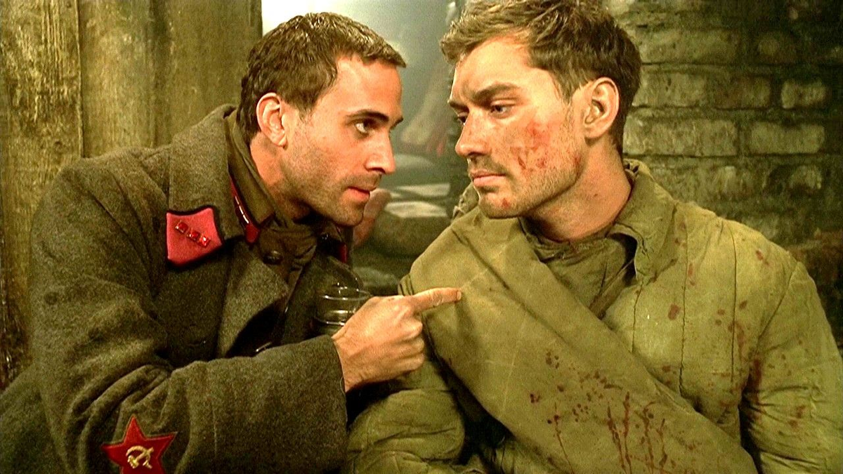 Кадр из фильма «Враг у ворот» (2001) Голливуд как он есть - обратите внимание на форму и лица