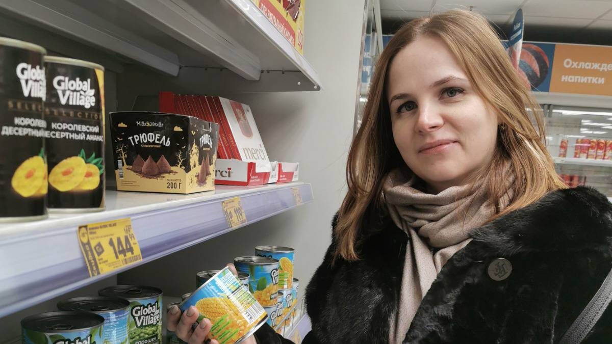    Москвичка Юлия Капустина выбирает консервы / Фото: Оксана Витошнова