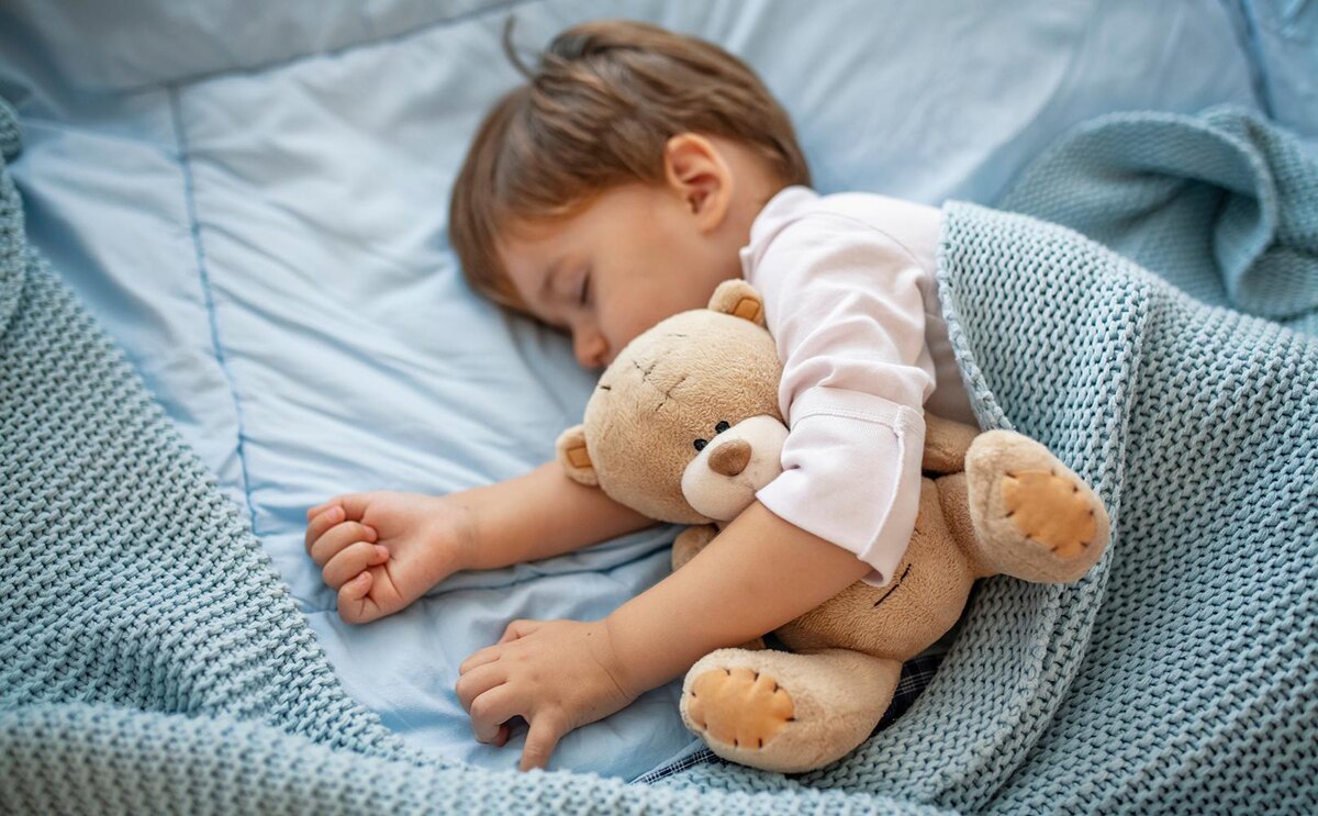 Науке известно, что во время глубокого сна мозг, в том числе и детский, делает невероятные вещи: он «консолидирует память» - то есть раскладывает по полочкам полученные за день знания, обрезает лишние нейронные связи и укрепляет важные. 