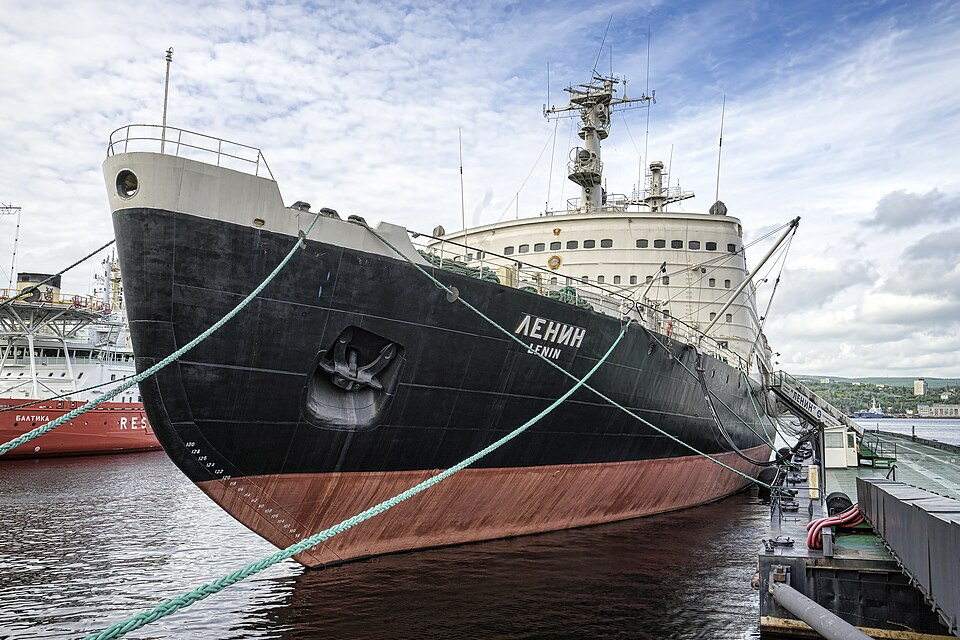 Атомный ледокол «Ленин», пришвартованный в Мурманске. «Ленин» — первое в мире надводное судно с ядерной энергетической установкой, спущенное на воду в 1959 году. После вывода из эксплуатации в 1989 году он был преобразован в музейный комплекс. Источник: Wikimedia Commons / Автор: Christopher Michel.