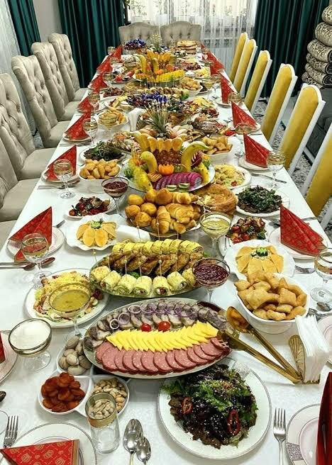 Новый год уже близко, а времени на готовку, как всегда, в обрез? Не беда! Шикарный и вкусный стол можно накрыть, не проводя весь день у плиты.
Мы подобрали четыре простых, но очень эффектных рецепта закусок, которые станут настоящим украшением вашего праздничного стола и не отнимут много сил.