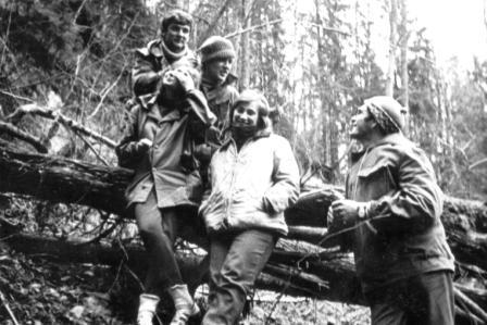 на фотографии часть нашей группы (практически на том самом месте, мы тогда осваивали спортивный спуск). Справа внизу старшекурсник студент-инструктор Анатолий. Я вверху слева.