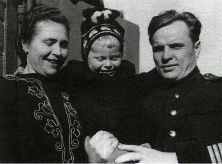 Юрий Богатырёв с родителями / фото из открытых источников