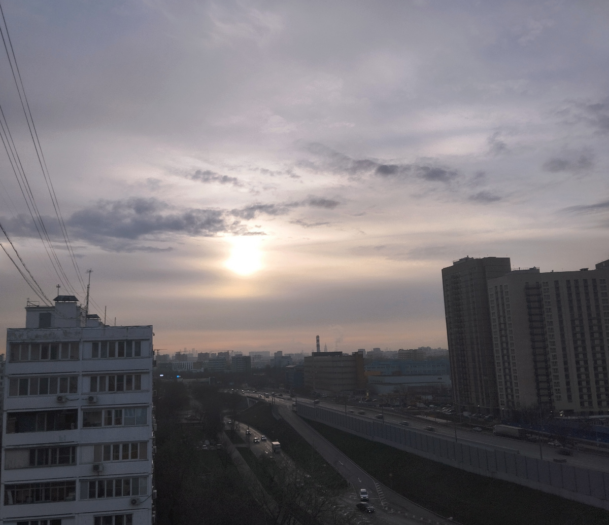 Московское время 13 час 34 минуты. Декабрь в Отрадном. Вид из окна. Фото автора, ЗДЕСЬ и далее тоже.