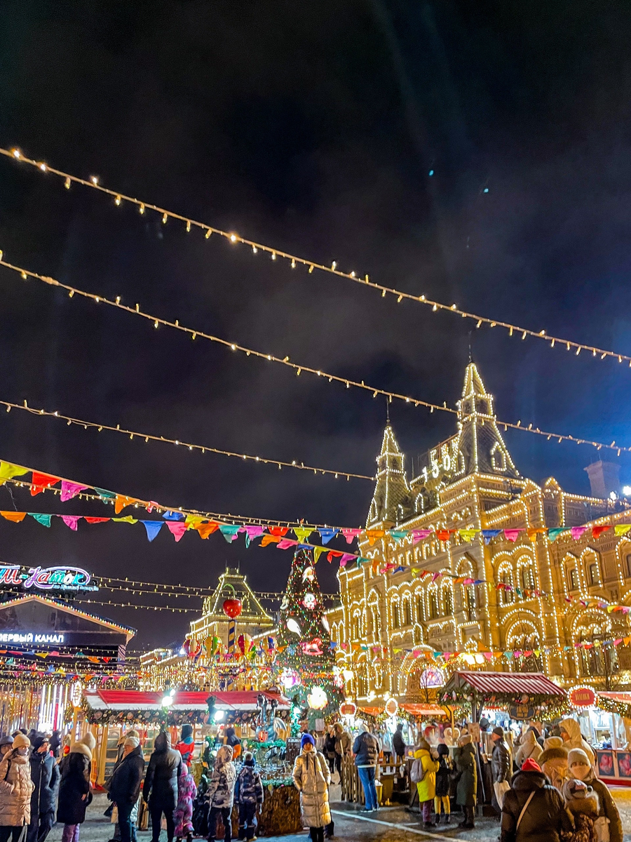 Так выглядит Красная площадь в новогодние праздники и за несколько недель до них