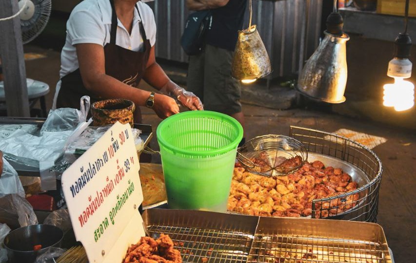 Отзыв о поездке на Пхукет 2025. Обгорела в первый же день. К пляжу — только на пароме. Застали национальный праздник!