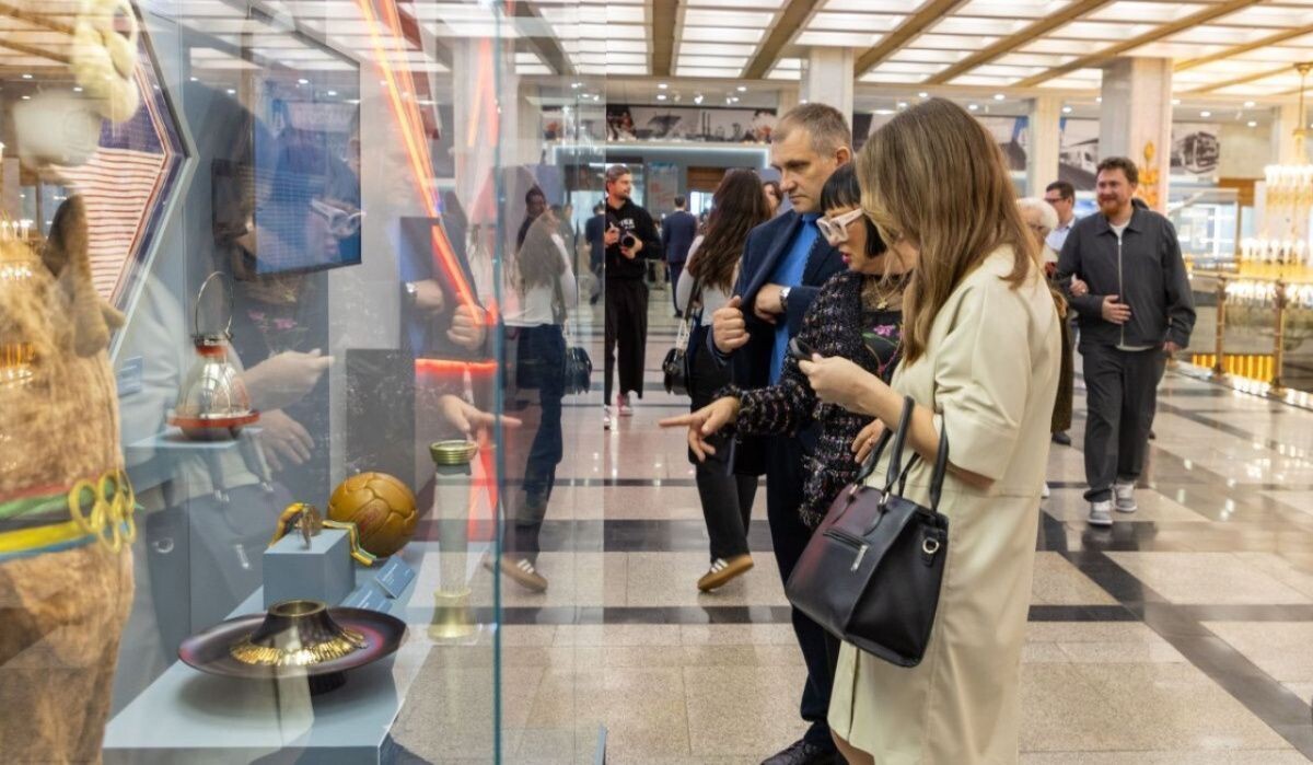     Посетители на выставке «80 лет под знаком Победы». Источник: victorymuseum.ru Автор фото: Пресс-служба Музея Победы